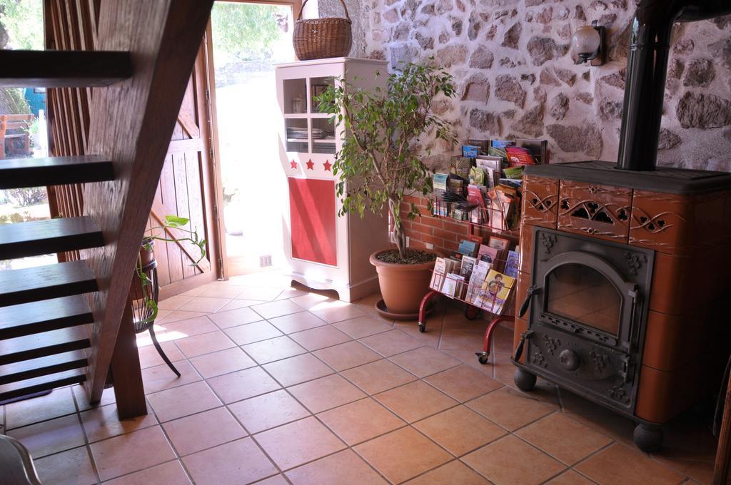 La Ferme Aux Abeilles Hotel Ambierle Exterior photo
