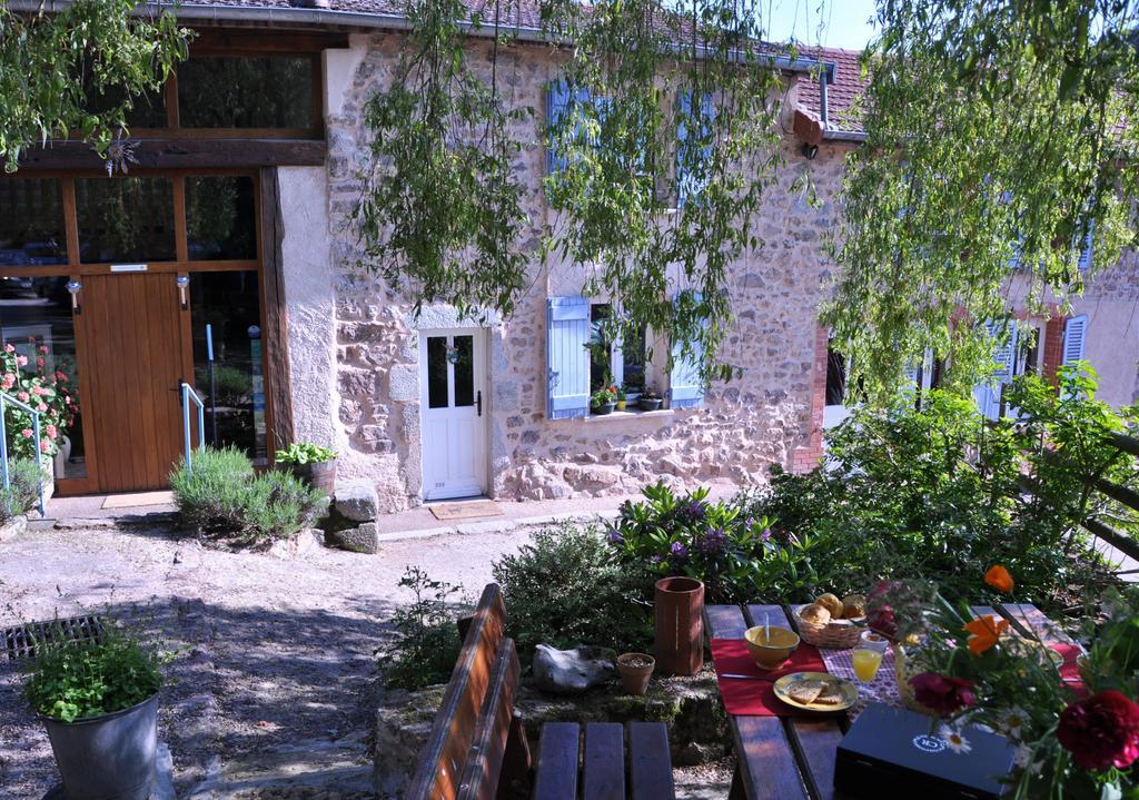 La Ferme Aux Abeilles Hotel Ambierle Exterior photo